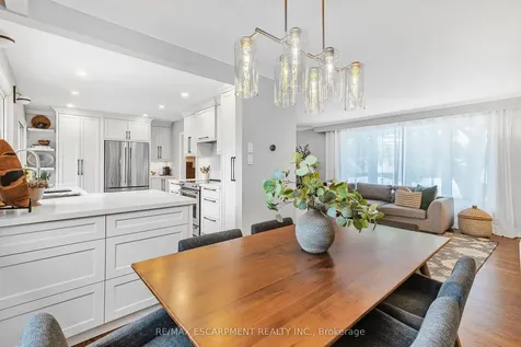 393 Beechwood Crescent Burlington ON L7L 3P7