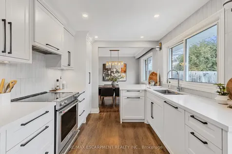 393 Beechwood Crescent Burlington ON L7L 3P7