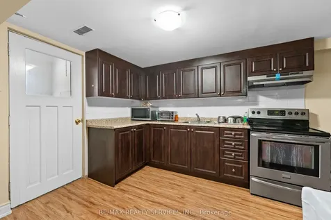 10 Royal Salisbury Way Brampton ON L6V 3J6