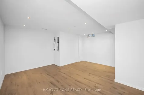 1768 Lampman Avenue Burlington ON L7L 7L4