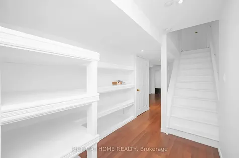 1768 Lampman Avenue Burlington ON L7L 7L4