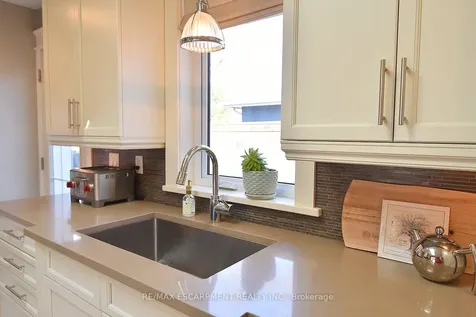 625 Ardleigh Crescent Burlington ON L7L 4K7