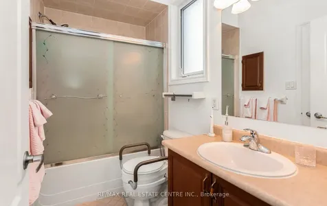 26 Saint Hubert Drive Brampton ON L6P 1V7