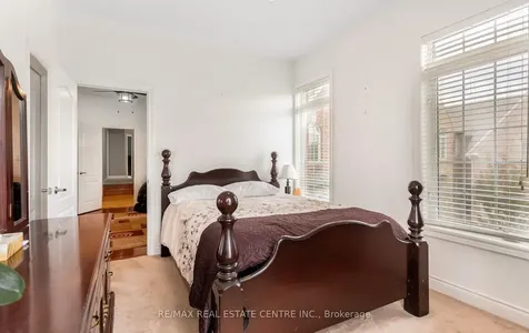 26 Saint Hubert Drive Brampton ON L6P 1V7