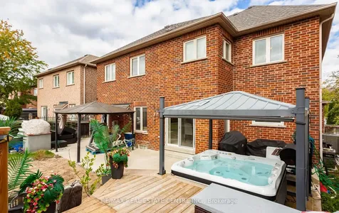 26 Saint Hubert Drive Brampton ON L6P 1V7