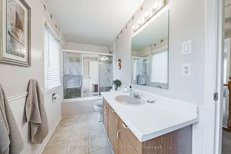 17 Cox Crescent Brampton ON L6X 3G8