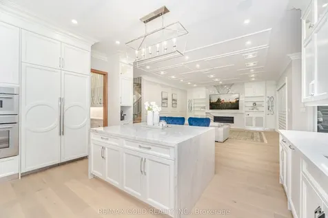 19 Maldaver Avenue Mississauga ON L5M 1W4