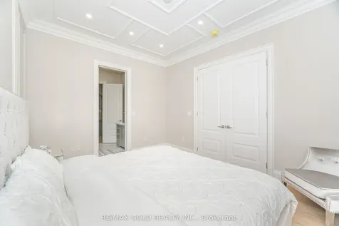 19 Maldaver Avenue Mississauga ON L5M 1W4