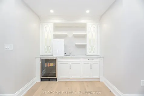 19 Maldaver Avenue Mississauga ON L5M 1W4