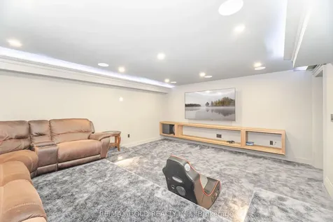 19 Maldaver Avenue Mississauga ON L5M 1W4