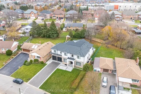 19 Maldaver Avenue Mississauga ON L5M 1W4