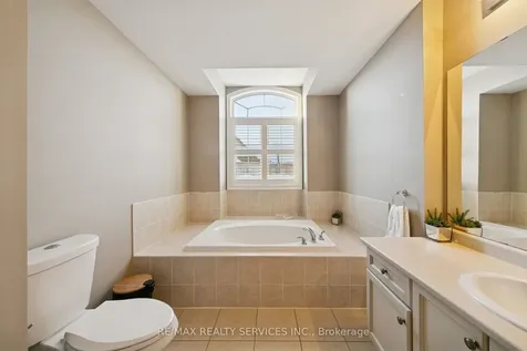 9 Beachville Circle Brampton ON L6X 0V4