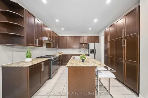 45 Delphinium Way Brampton ON L7A 0N3