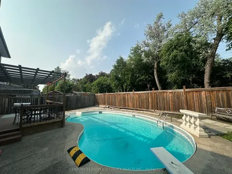 32 Madrid Crescent Brampton ON L6S 2X4