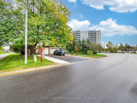 35 Scottsdale Court Brampton ON L6W 3R8