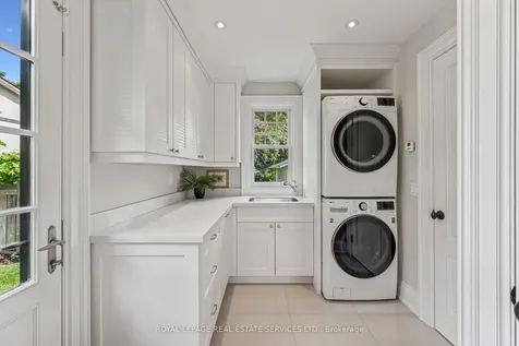 335 Lakeshore Road W Oakville ON L6K 1G3
