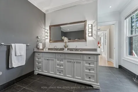 335 Lakeshore Road W Oakville ON L6K 1G3