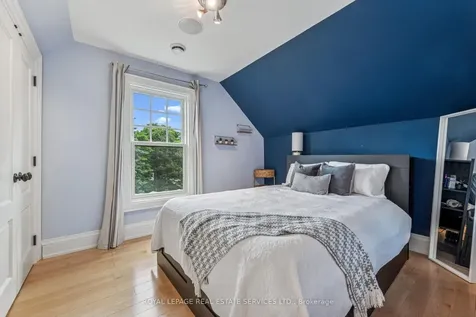 335 Lakeshore Road W Oakville ON L6K 1G3