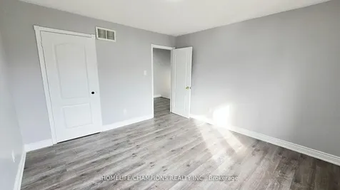 15 Redfinch Way N Brampton ON L7A 2B2