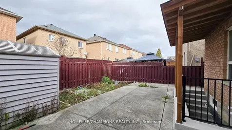 15 Redfinch Way N Brampton ON L7A 2B2