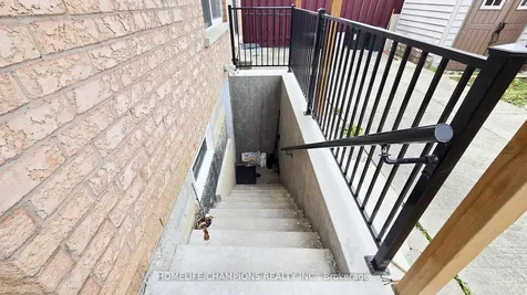 15 Redfinch Way N Brampton ON L7A 2B2