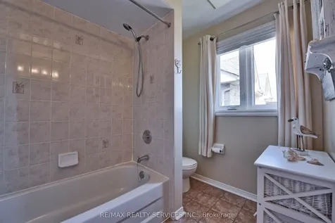 1 Daisy Court Brampton ON L7A 1J8