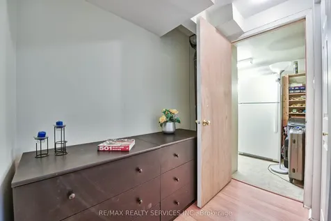 1 Daisy Court Brampton ON L7A 1J8