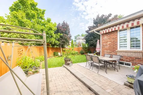 1 Daisy Court Brampton ON L7A 1J8