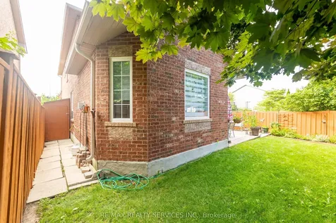 1 Daisy Court Brampton ON L7A 1J8