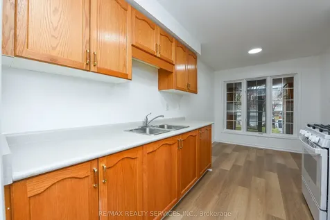 15 Shady Pine Circle Brampton ON L6R 1N6