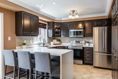 16 Sandyside Crescent Brampton ON L7A 3P8