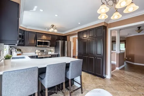 16 Sandyside Crescent Brampton ON L7A 3P8