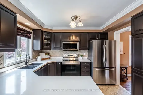 16 Sandyside Crescent Brampton ON L7A 3P8