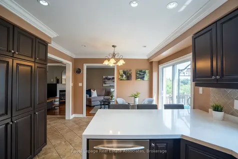 16 Sandyside Crescent Brampton ON L7A 3P8