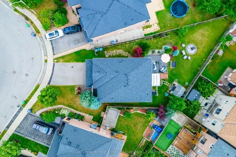 16 Sandyside Crescent Brampton ON L7A 3P8