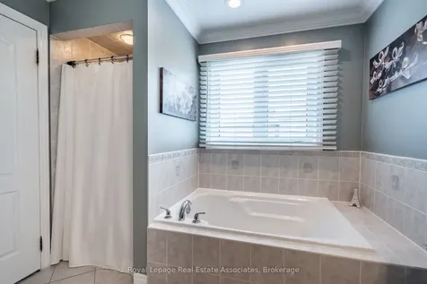 16 Sandyside Crescent Brampton ON L7A 3P8