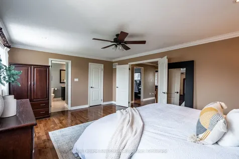 16 Sandyside Crescent Brampton ON L7A 3P8