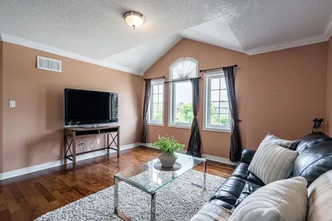 16 Sandyside Crescent Brampton ON L7A 3P8