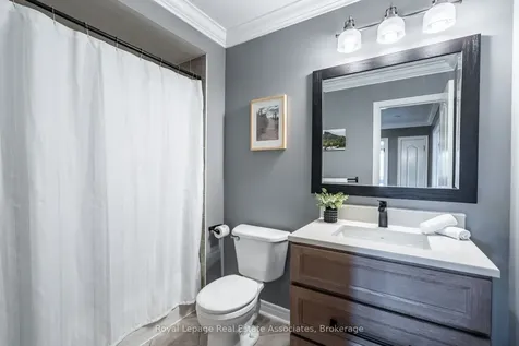 16 Sandyside Crescent Brampton ON L7A 3P8