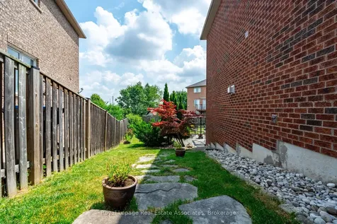 16 Sandyside Crescent Brampton ON L7A 3P8