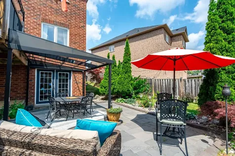 16 Sandyside Crescent Brampton ON L7A 3P8