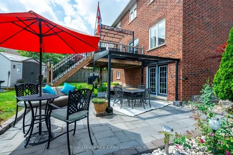 16 Sandyside Crescent Brampton ON L7A 3P8