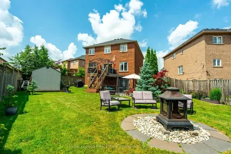 16 Sandyside Crescent Brampton ON L7A 3P8