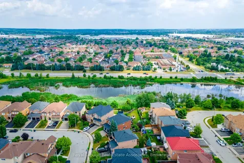 16 Sandyside Crescent Brampton ON L7A 3P8