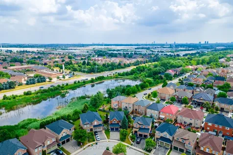 16 Sandyside Crescent Brampton ON L7A 3P8