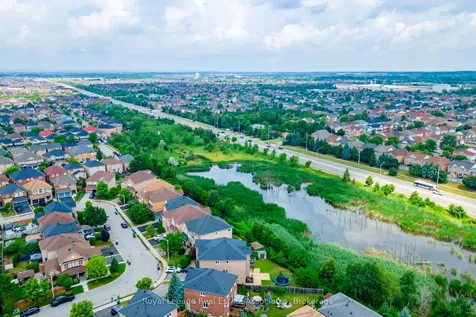 16 Sandyside Crescent Brampton ON L7A 3P8