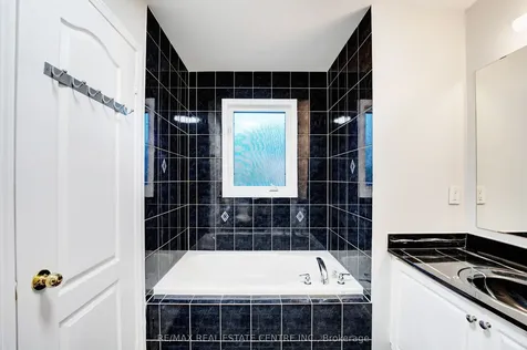 9 Amethyst Circle S Brampton ON L6P 0Z7