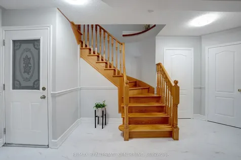 9 Amethyst Circle S Brampton ON L6P 0Z7