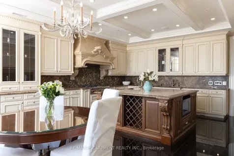1092 Argyle Drive Oakville ON L6J 1A7