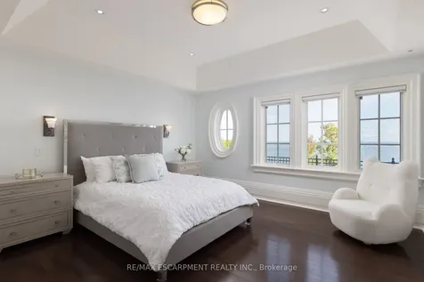1092 Argyle Drive Oakville ON L6J 1A7
